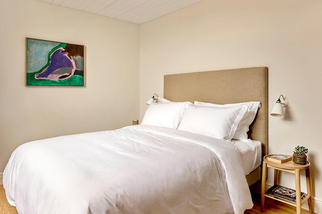 Road Hotel *